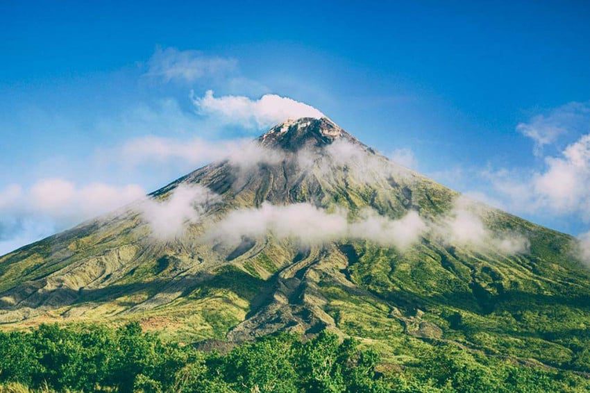 gunung yang paling angker di indonesia