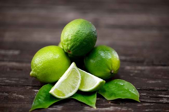 lemon hijau jeruk segar peras